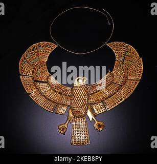 Grand pendentif falcon de la tombe de Toutankhamon Banque D'Images