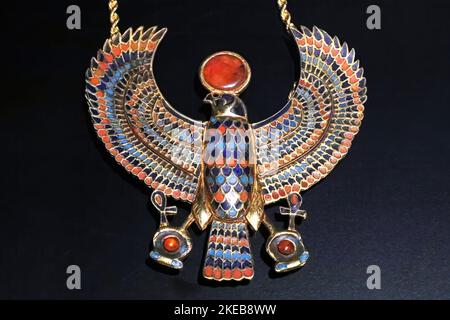 Collier avec pendentif faucon de la tombe de Toutankhamon Banque D'Images