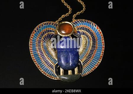 Collier avec pendentif scarabée de la tombe de Toutankhamon Banque D'Images