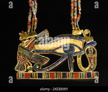 Collier avec pendentif oeil Udjat de la tombe de Toutankhamon Banque D'Images