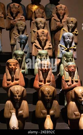 Diverses statuettes de la tombe de Toutankhamon, verticale Banque D'Images