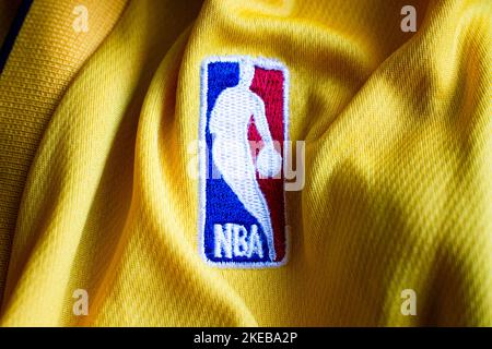 Maddaloni, Italie. 11th novembre 2022. NBA 'National Basketball Association' logo de la ligue nationale professionnelle nord-américaine cousu sur le maillot de l'équipe Los Angeles Lakers. Maddaloni, 11 novembre 2022. (Vincenzo Izzo/Sipa USA) crédit: SIPA USA/Alay Live News Banque D'Images