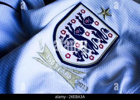 Maddaloni, Italie. 11th novembre 2022. Emblème de l'Association de football pour le 150th anniversaire de l'Angleterre '1863/2013' cousu sur le maillot national de football. Les armoiries représentent les trois lions en bleu surmonté d'une étoile d'or et en bas les années 1863-2013 avec un ruban doré portant l'inscription '150 Years'. Maddaloni, 11 novembre 2022. (Vincenzo Izzo/Sipa USA) crédit: SIPA USA/Alay Live News Banque D'Images