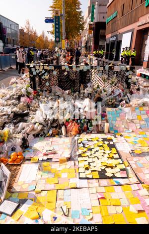 Séoul, Corée du Sud, 11 novembre 2022 : tragédie d'Halloween dans le quartier Itaewon de Séoul, 11 novembre 2022 : Des fleurs de condoléances sont placées à un mémorial de fortune devant la sortie n° 1 de la station de métro Itaewon, à côté d'une allée dans le quartier Itaewon où la foule d'Halloween a écrasé au moins 157 personnes à Séoul, en Corée du Sud. Credit: Lee Jae-won/AFLO/Alay Live News Banque D'Images