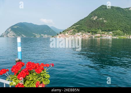 Monte Isola, Italie - 05-06-2022: Paysage du lac de Peshiera Maraglio à Monte Isola avec de belles maisons colorées reflétant dans l'eau Banque D'Images