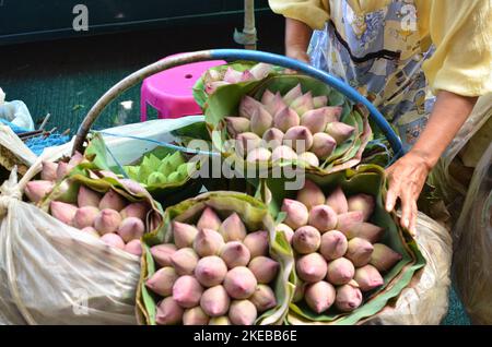 Lotus Flower basket Market Bangkok colorfull Fresh Dekoration floral Banque D'Images