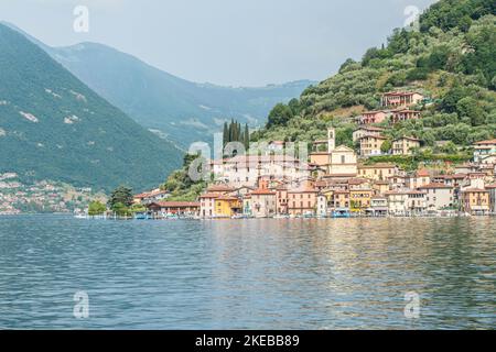 Monte Isola, Italie - 05-06-2022: Paysage du lac de Peshiera Maraglio à Monte Isola avec de belles maisons colorées reflétant dans l'eau Banque D'Images
