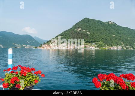 Monte Isola, Italie - 05-06-2022: Paysage du lac de Peshiera Maraglio à Monte Isola avec de belles maisons colorées reflétant dans l'eau Banque D'Images