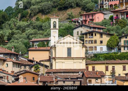 Ancienne église de Peschiera Maraglio dans le lac d'Iseo Banque D'Images