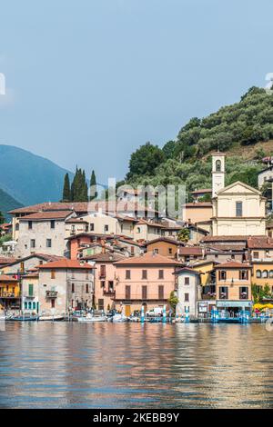 Monte Isola, Italie - 05-06-2022: Paysage du lac de Peshiera Maraglio à Monte Isola avec de belles maisons colorées reflétant dans l'eau Banque D'Images
