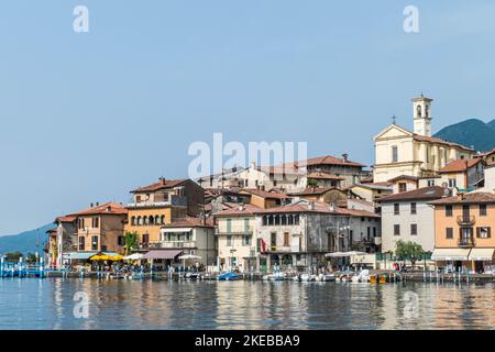 Monte Isola, Italie - 05-06-2022: Paysage du lac de Peshiera Maraglio à Monte Isola avec de belles maisons colorées reflétant dans l'eau Banque D'Images