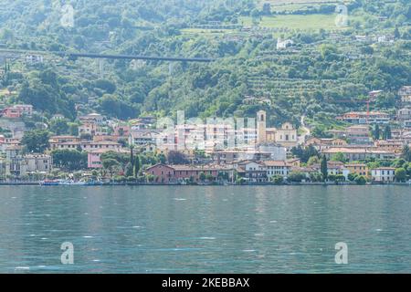 Sulzano, Italie -05-06-2022: Panorama du lac de Sulzano dans le lac Iseo Banque D'Images