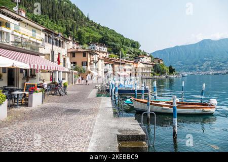 Monte Isola, Italie - 05-06-2022: Paysage du lac de Peshiera Maraglio à Monte Isola avec de belles maisons colorées reflétant dans l'eau Banque D'Images