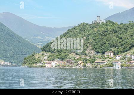 monte Isola, Italie - 05-06-2022: Le lac de Monte Isola avec un beau château Banque D'Images