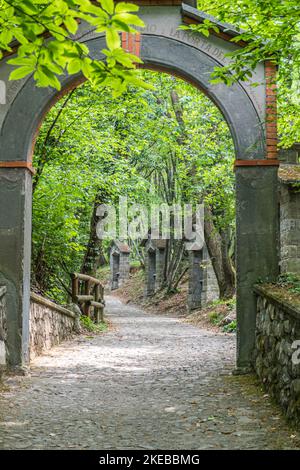 Monte Isola, Italie - 05-06-2022: Le beau chemin vers le sanctuaire de Madonna à Monte Isola Banque D'Images