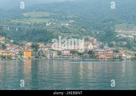 Sulzano, Italie - 05-06-2022: Panorama du lac de Sulzano avec des maisons colorées qui se reflètent dans le lac Iseo Banque D'Images