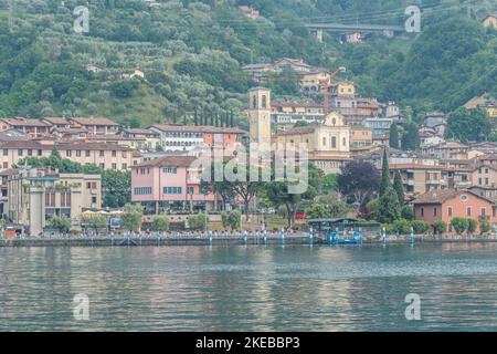 Sulzano, Italie - 05-06-2022: Panorama du lac de Sulzano avec des maisons colorées qui se reflètent dans le lac Iseo Banque D'Images