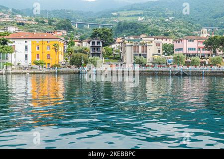 Sulzano, Italie - 05-06-2022: Panorama du lac de Sulzano avec des maisons colorées qui se reflètent dans le lac Iseo Banque D'Images