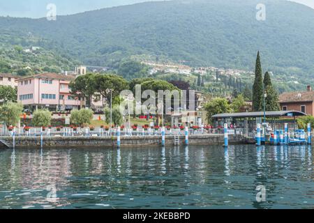 Sulzano, Italie - 05-06-2022: Panorama du lac de Sulzano avec des maisons colorées qui se reflètent dans le lac Iseo Banque D'Images