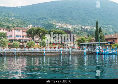 Sulzano, Italie - 05-06-2022: Panorama du lac de Sulzano avec des maisons colorées qui se reflètent dans le lac Iseo Banque D'Images