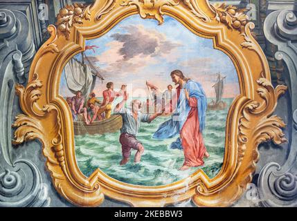 VARALLO, ITALIE - 17 JUILLET 2022 : la fresque Pierre, marchant sur l'eau vers Jésus dans l'église Basilica del Sacro Monte par Francesco Leva (1714). Banque D'Images