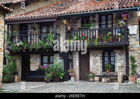 Maisons traditionnelles à Barcena Mayor, Cantabrie, Espagne. Banque D'Images