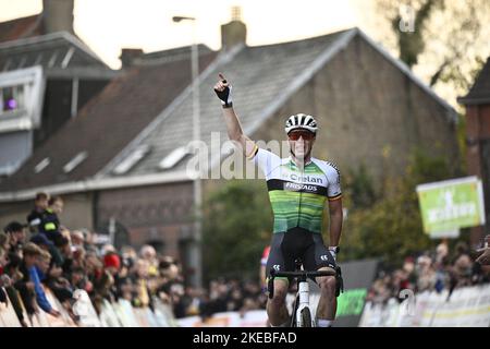 Le Belge Laurens Sweeck célèbre sa victoire à la course d'élite masculine à l'épreuve cycliste 'Jaarmarktcross' à Niel, course 2/8 de la compétition Superprestige, vendredi 11 novembre 2022. BELGA PHOTO JASPER JACOBS Banque D'Images