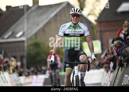Le Belge Laurens Sweeck célèbre sa victoire à la course d'élite masculine à l'épreuve cycliste 'Jaarmarktcross' à Niel, course 2/8 de la compétition Superprestige, vendredi 11 novembre 2022. BELGA PHOTO JASPER JACOBS Banque D'Images