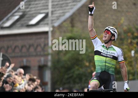 Le Belge Laurens Sweeck célèbre sa victoire à la course d'élite masculine à l'épreuve cycliste 'Jaarmarktcross' à Niel, course 2/8 de la compétition Superprestige, vendredi 11 novembre 2022. BELGA PHOTO JASPER JACOBS Banque D'Images