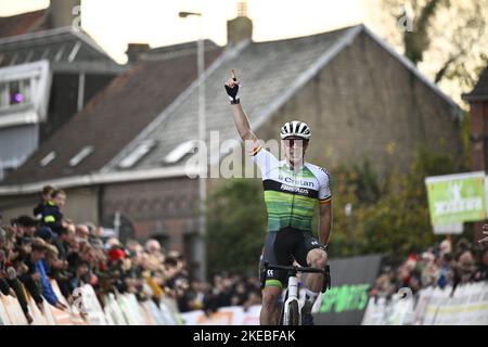 Le Belge Laurens Sweeck célèbre sa victoire à la course d'élite masculine à l'épreuve cycliste 'Jaarmarktcross' à Niel, course 2/8 de la compétition Superprestige, vendredi 11 novembre 2022. BELGA PHOTO JASPER JACOBS Banque D'Images