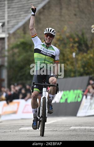 Le Belge Laurens Sweeck célèbre sa victoire à la course d'élite masculine à l'épreuve cycliste 'Jaarmarktcross' à Niel, course 2/8 de la compétition Superprestige, vendredi 11 novembre 2022. BELGA PHOTO JASPER JACOBS Banque D'Images
