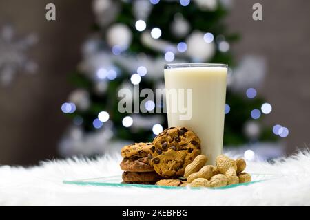 Un verre de lait avec des biscuits de Noël Banque D'Images