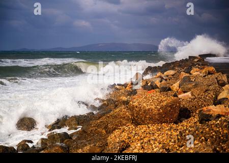 Vue magnifique sur la mer orageux d'automne, grandes vagues et eau éclabousse, dans un bel éclairage. Jetée d'Héraklion, Crète. Banque D'Images