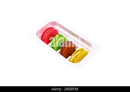 Cookies de macaron colorés dans une boîte isolée sur un fond blanc. Cookies macarons. Pâte de farine. Dessert sucré. Pain d'épice multicolore. Cuisine Banque D'Images