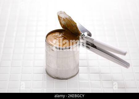 recette classique de tarte au banoffee ; sauce caramel à base de lait concentré bouilli. Banque D'Images