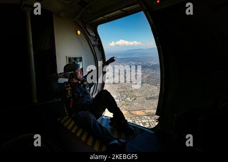 Un membre de l'équipe de parachutistes des Golden Knights de l'armée américaine dans un moment léger avant leur saut au salon Miramar Airshow 2022 à San Diego, en Californie. Banque D'Images