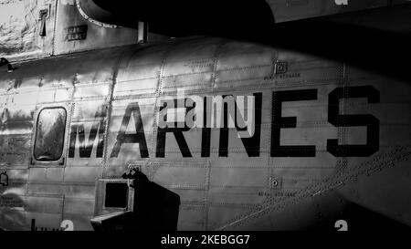 Le soleil réchauffe le côté d'un hélicoptère Sea Stallion CH-53 du US Marine corps au salon Miramar Airshow de 2022 à San Diego, en Californie. Banque D'Images