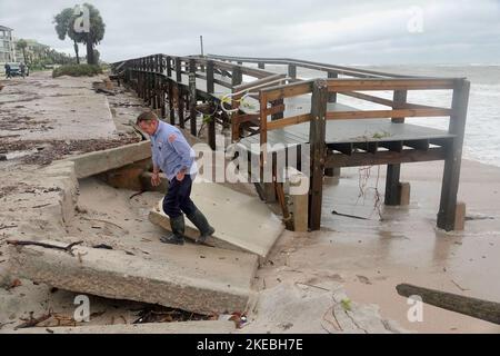 ÉTATS-UNIS. 10th novembre 2022. Dégâts laissés par la tempête tropicale Nicole sur la promenade de Vero Beach. La tempête s'est abattue près de Vero Beach, en Floride, comme un ouragan tôt le jeudi matin, le 10 novembre 2022. (Photo de Joe Cavaretta/South Florida Sun-Sentinel/TNS/Sipa USA) crédit: SIPA USA/Alay Live News Banque D'Images