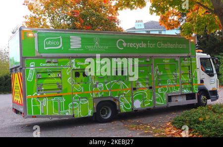 Ubico véhicule de déchets travaillant à Cheltenham, Gloucestershire, Angleterre, Royaume-Uni GL50 1AD - recycler pour Cheltenham Banque D'Images