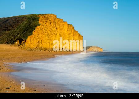 West Bay, Dorset, Royaume-Uni. 11th novembre 2022. Météo Royaume-Uni. Ciel bleu clair au-dessus de la plage et des falaises de West Bay à Dorset, lors d'un après-midi de soleil automnal chaud. Crédit photo : Graham Hunt/Alamy Live News Banque D'Images