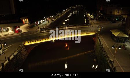Vue aérienne du pont illuminé sur le fleuve Timok à Knjazevac Banque D'Images