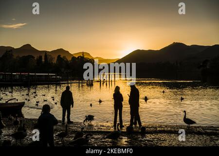 Coucher de soleil automnal, jetée de Keswick, Derwentwater, English Lake District, novembre 2022. Banque D'Images