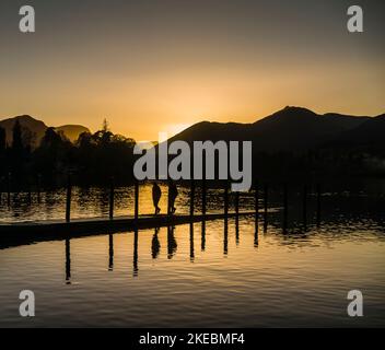 Coucher de soleil automnal, jetée de Keswick, Derwentwater, English Lake District, novembre 2022. Banque D'Images