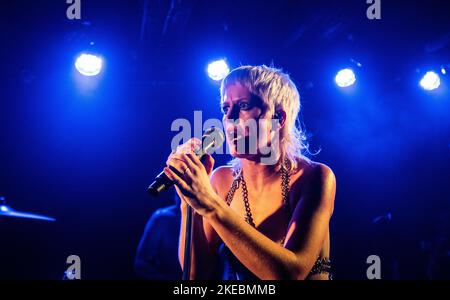 Copenhague, Danemark. 10th novembre 2022. Le groupe australien de punk Amyl et The Sniffers donne un concert à Loppen à Copenhague. La chanteuse Amy Taylor est vue en direct sur scène. (Crédit photo : Gonzales photo/Alamy Live News Banque D'Images