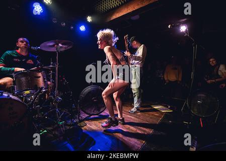 Copenhague, Danemark. 10th novembre 2022. Le groupe australien de punk Amyl et The Sniffers donne un concert à Loppen à Copenhague. La chanteuse Amy Taylor est vue en direct sur scène. (Crédit photo : Gonzales photo/Alamy Live News Banque D'Images