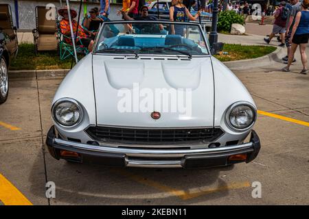 Des Moines, IA - 02 juillet 2022 : vue avant en perspective d'une Fiat 124 Spider 2000 Cabriolet 1979 lors d'un salon automobile local. Banque D'Images