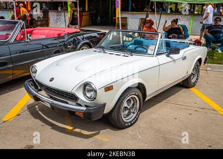 Des Moines, IA - 02 juillet 2022 : vue d'angle avant haute perspective d'une Fiat 124 Spider 2000 Cabriolet 1979 lors d'un salon de voiture local. Banque D'Images