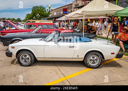 Des Moines, IA - 03 juillet 2022 : vue latérale haute perspective d'une Fiat 124 Spider 2000 Cabriolet 1979 lors d'un salon automobile local. Banque D'Images