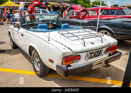 Des Moines, IA - 02 juillet 2022 : vue d'angle arrière haute perspective d'une Fiat 124 Spider 2000 Cabriolet 1979 lors d'un salon de voiture local. Banque D'Images