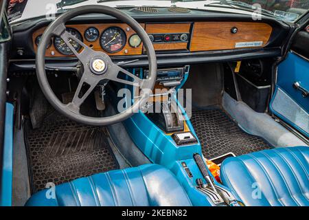 Des Moines, IA - 02 juillet 2022 : vue intérieure détaillée d'une Fiat 124 Spider 2000 Cabriolet 1979 lors d'un salon automobile local. Banque D'Images
